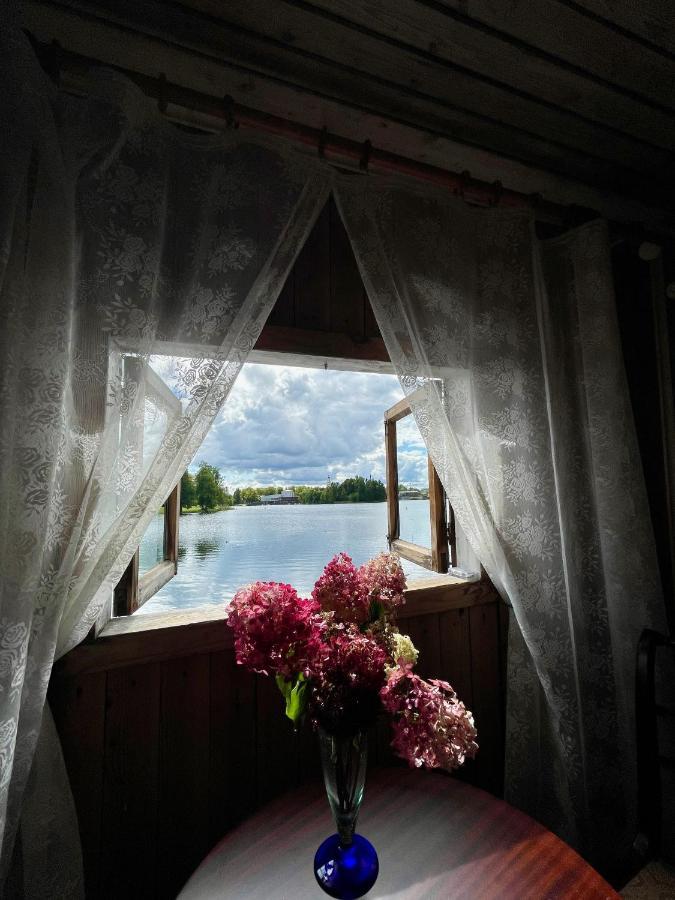 Laivu Maja Uz Aluksnes Ezera/ Boat House On A 度假居 *