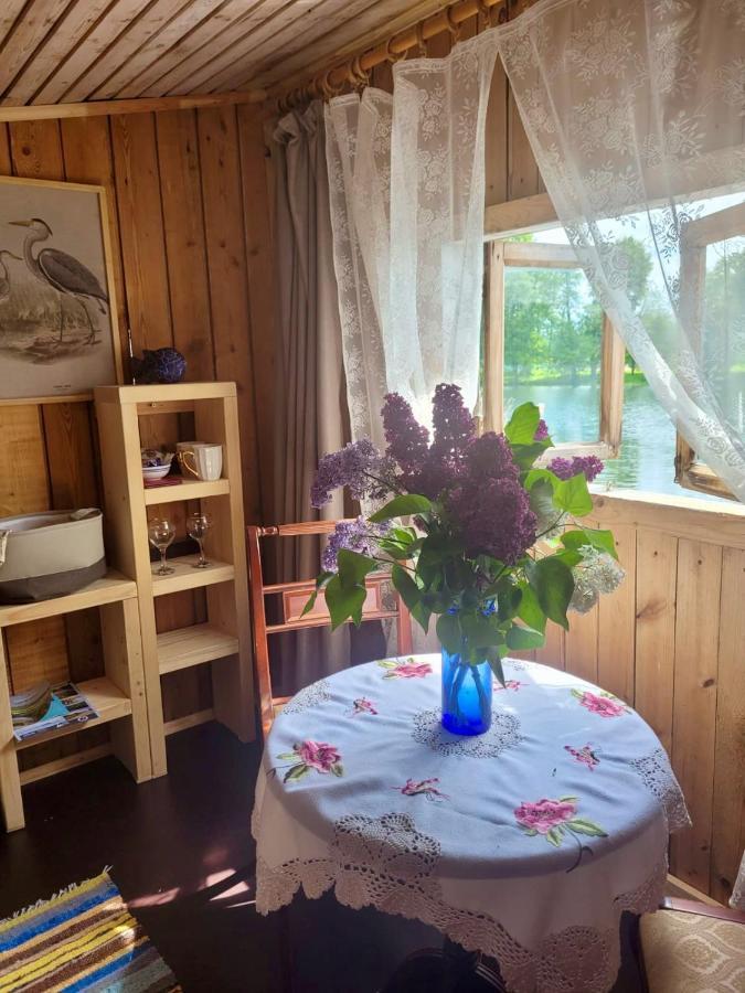 Laivu Maja Uz Aluksnes Ezera/ Boat House On A 度假居 *